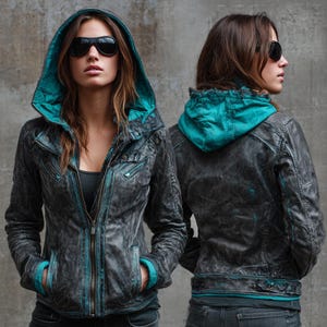 Damskinnjacka med sliten huva och blågrön huva, vintage moto-bikerstil, edgy streetwear-kappa