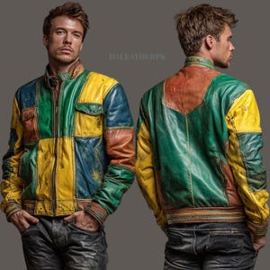 Könnte beinhalten: Eine mehrfarbige Lederjacke mit einem Patchwork-Design aus grünen, gelben und braunen Paneelen. Die Jacke verfügt über einen Stehkragen, einen Frontreißverschluss, zwei Brusttaschen mit Klappen sowie gerippte Bündchen und einen gerippten Saum. Der Text DALEATHERPK ist sichtbar.