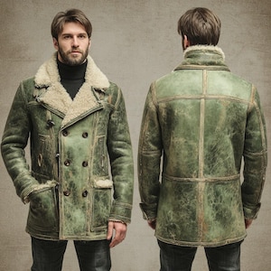 Puede incluir: Un abrigo de cuero verde desgastado con diseño de doble botonadura. El abrigo presenta un cuello y forro de borrego color crema, con dos bolsillos delanteros y botones marrones oscuros. La imagen muestra la parte delantera y trasera del abrigo.