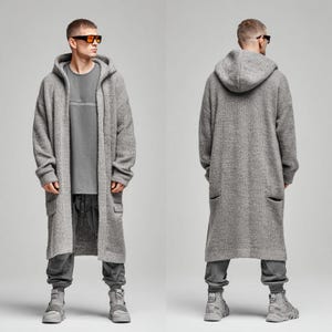 Puede incluir: Cárdigan largo con capucha gris con tejido texturizado. El cárdigan tiene bolsillos delanteros y se usa con una camiseta y pantalones grises a juego. El modelo lleva botas grises y gafas de sol. Una prenda de vestir exterior elegante.