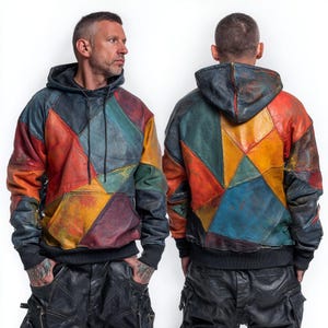 Puede incluir: Una sudadera con capucha de cuero multicolor con diseño de patchwork. Presenta paneles de cuero rojo, naranja, azul y verde. Tiene una capucha con cordón y puños negros. La prenda se muestra desde la parte delantera y trasera.