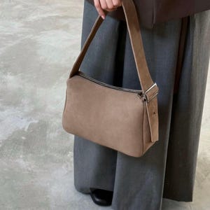 Handgemaakte suède schoudertas: minimalistische alledaagse tas met verstelbare riem