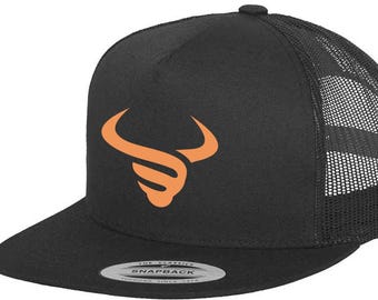 Boné Trucker com Logo da BisonByDesign – Aba Reta e Fecho de Pressão em Tela