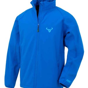 May include: Vibrant blue softshell jacket with a full zip and a high collar. It has a small logo on the chest and a zipped pocket. This jacket is designed for outdoor use and offers protection from the weather. The jacket is made of a softshell material.