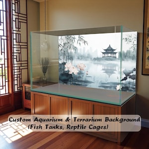 Peut inclure: Un aquarium rectangulaire en verre avec un fond décoratif imprimé représentant une pagode traditionnelle, des tiges de bambou et des fleurs de lotus roses sur un étang. Le réservoir repose sur un meuble en bois à quatre portes.