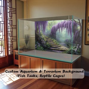 Peut inclure: Un grand aquarium rectangulaire en verre avec un fond décoratif représentant un escalier en pierre serpentant à travers une forêt luxuriante avec des fleurs de glycine violettes suspendues. Le bac repose sur un meuble en bois.