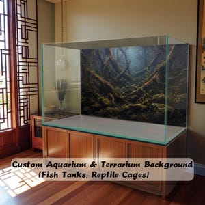 Puede incluir: Un gran acuario de cristal con un fondo personalizado que muestra un bosque oscuro y detallado de raíces y ramas cubiertas de musgo. El tanque se asienta sobre un mueble de madera. El texto Custom Aquarium & Terrarium Background (Fish Tanks, Reptile Cages) es visible.