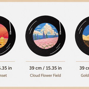 Pode incluir: Tr&ecirc;s pe&ccedil;as decorativas redondas pretas, cada uma com uma cena de paisagem diferente no interior. As cenas incluem um p&ocirc;r do sol na praia, um campo de flores nublado e uma montanha dourada. Cada pe&ccedil;a tem 39 cm de di&acirc;metro.