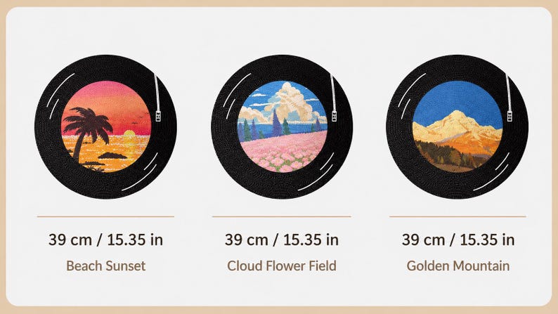 Pode incluir: Tr&ecirc;s pe&ccedil;as decorativas redondas pretas, cada uma com uma cena de paisagem diferente no interior. As cenas incluem um p&ocirc;r do sol na praia, um campo de flores nublado e uma montanha dourada. Cada pe&ccedil;a tem 39 cm de di&acirc;metro.