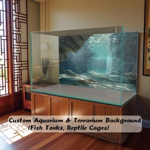 Puede incluir: Un gran acuario rectangular de cristal con un fondo personalizado que muestra una escena de cueva submarina con rayos de luz filtrándose a través del agua. El tanque se asienta sobre un mueble de madera con cuatro puertas.