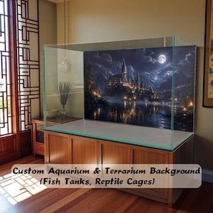 Peut inclure: Un arrière-plan personnalisé pour aquarium et terrarium représentant une scène de château nocturne sous la pleine lune. L'aquarium en verre est posé sur un meuble en bois. Le texte sur l'image indique : Custom Aquarium & Terrarium Background (Fish Tanks, Reptile Cages).
