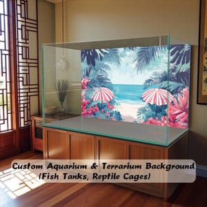 Peut inclure: Un aquarium et terrarium en verre rectangulaire avec un fond décoratif représentant une plage tropicale, des feuilles de palmier, des fleurs roses et deux parasols rayés rouge et blanc. Le texte indique Custom Aquarium & Terrarium Background (Fish Tanks, Reptile Cages).