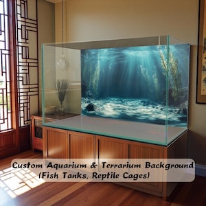 Peut inclure: Un grand aquarium rectangulaire en verre avec un fond imprimé représentant des rayons de soleil filtrant à travers une eau bleu profond et des plantes aquatiques. Le réservoir repose sur un meuble en bois à quatre portes.