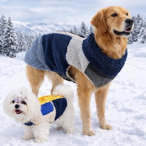 Peut inclure: Deux chiens vêtus de manteaux d'hiver se tiennent dans la neige. Un golden retriever porte un manteau bleu marine, bleu clair et blanc. Un petit chien blanc porte un manteau jaune, bleu marine et bleu. Montagnes et arbres enneigés en arrière-plan.