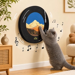 Pode incluir: Um gato cinzento alcan&ccedil;a um arranhador preto em forma de disco de vinil. O disco apresenta uma paisagem montanhosa em tons de azul e laranja. Notas musicais s&atilde;o desenhadas ao redor do gato e do disco. O texto "CAT RECORD PLAYER" &eacute; vis&iacute;vel.