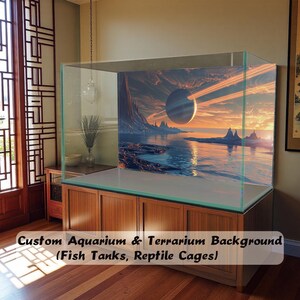 Peut inclure: Un grand aquarium rectangulaire en verre avec un fond personnalisé représentant un paysage extraterrestre surréaliste, une planète sombre, des anneaux orange lumineux et une étendue d'eau. Le bac repose sur un meuble en bois à quatre panneaux.