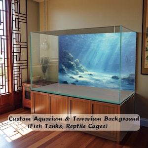 Könnte beinhalten: Ein großes Glasaquarium mit einer individuellen Unterwasser-Hintergrundszene. Der Hintergrund zeigt eine blau-weiße Meereslandschaft mit Lichtstrahlen. Das Aquarium steht auf einem Holzschrank. Der Text auf dem Bild lautet: Custom Aquarium & Terrarium Background (Fish Tanks, Reptile Cages).