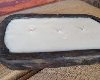 Vela em tigela de massa tingida: cera de coco e soja, peça central rústica de madeira.