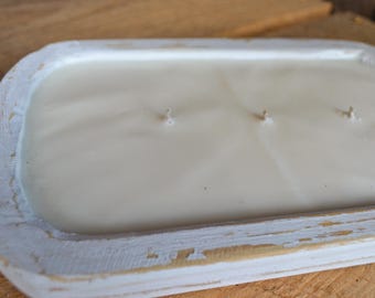 Vela em formato de tigela de massa branca com acabamento rústico: 3 pavios de cera de coco e soja, feita à mão.