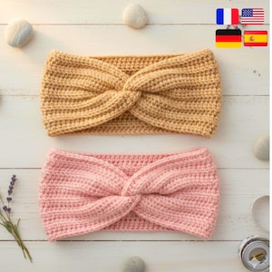 Puede incluir: Dos diademas de ganchillo hechas a mano. Una es de color beige claro y la otra rosa suave. Ambas diademas tienen un diseño de nudo retorcido en el centro. Las diademas se exhiben sobre una superficie de madera clara con pequeñas piedras decorativas.