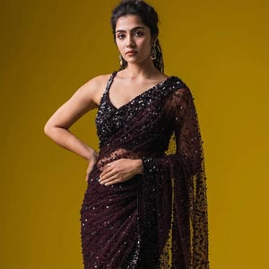 Designer Maroon Net Sari med Hologram Paljetter och Trådbroderi Elegant Festklädsel, Bröllopsmottagningsoutfit, Bollywood-stil för kvinnor