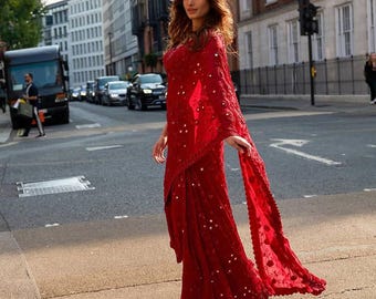 Zachte georgette sari met spiegelwerk zwaar borduurwerk, ruches en opengewerkte kanten rand, designer Indiase festivaloutfit, sari in Bollywood-stijl