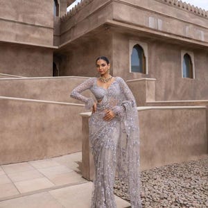 Sari de red gris de diseñador con bordados múltiples de lentejuelas pesadas, sari de fiesta de Bollywood, atuendo de dama de honor para bodas y recepciones para mujer