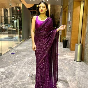 Sari de georgette morado de diseñador con lentejuelas pesadas y borde dori, sari para fiesta de Bollywood, recepción de boda, atuendo indio glamoroso