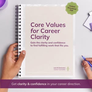 Könnte beinhalten: Ein Spiralnotizbuch mit dem Titel "Core Values for Career Clarity" in lila Schrift. Das Bild enthält einen Stift, einen lila Becher und eine Büroklammer. Der Text ermutigt, Klarheit und Selbstvertrauen zu gewinnen.