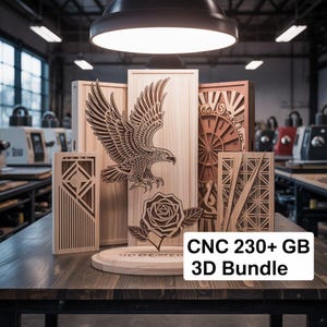 K&ouml;nnte beinhalten: Eine Sammlung von Holzpaneelen mit aufwendigen Laser-Cut-Designs, darunter ein Adler, eine Rose und geometrische Muster. Der Text "CNC 230+ GB 3D Bundle" ist zu sehen. Die Paneele sind auf einem dunklen Holztisch angeordnet.