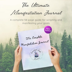 Może przedstawiać: Osoba trzymająca dziennik zatytułowany "The Complete Manifestation Journal" z fioletowo-białym wzorem. Dziennik to 58-stronicowy przewodnik po pisaniu i manifestowaniu celów. Obraz zawiera również tekst "The Ultimate Manifestation Journal".