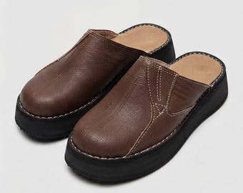 Braune Herren-Clogs aus Leder, bequeme Pantoletten, handgefertigte Freizeitschuhe, Clogs in Weite H, Geschenk für ihn