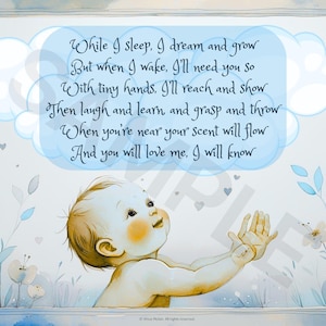 Puede incluir: Impresión en acuarela de un bebé con los brazos extendidos hacia arriba, enmarcada en azul. La imagen incluye un poema en un recuadro con forma de nube. Los colores suaves y los detalles florales crean un tema de guardería.