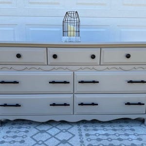 Commode 7 tiroirs vintage Farmhouse - Commode peinte en beige rustique avec ferrures noires, rangement dans la chambre