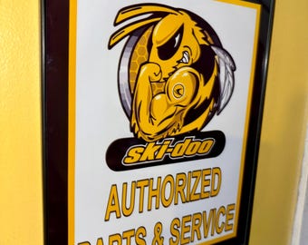 Ski Doo Bee Moto de nieve Máquina de nieve Taller Mecánico Garaje Bar Cueva del hombre Letrero publicitario