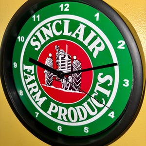 Puede incluir: Un juego de tres cuencos apilables de cerámica en tonos azules, verdes y blancos. Los cuencos presentan un esmalte moteado y un diseño sencillo. El cuenco más grande mide aproximadamente 15 cm de diámetro.