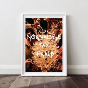 Puede incluir: Impresión enmarcada que presenta una torre de champán con manos vertiendo. Las palabras "NORMALIZE TAX FRAUD" están escritas en blanco en la imagen. La impresión se muestra en una pared blanca sobre un suelo de madera.