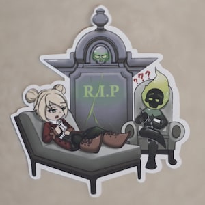 Peut inclure: Autocollant avec une illustration de dessin animé d'une femme allongée sur une chaise longue, face à une figure fantomatique dans un fauteuil. Une pierre tombale avec "R.I.P" est derrière la femme. Le fantôme a une flamme pour tête.