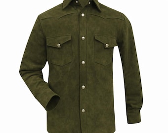 Peut inclure: Chemise à manches longues vert olive avec deux poches de poitrine et des fermetures à boutons-pression argentées. La chemise a un col classique et un design de col de style occidental. Le tissu semble être un matériau doux et texturé.