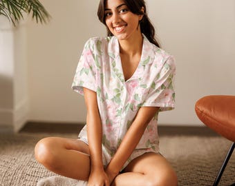Zachte bloemenpyjamatop met korte mouwen, slaapshirt met pastelkleurige aquarelverf, vrouwelijke gebloemde loungewear van Yara Lahdo Designs