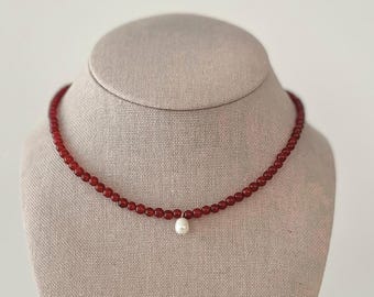 Minimalistische carneoolketting met zoetwaterparel