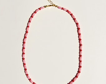 Collana color corallo rosa / Gioielli estivi colorati / Collana da indossare a strati in stile costiero / Chiusura placcata oro