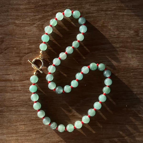 Collar de cuentas de aventurina verde: piedras preciosas minimalistas y cuentas rojas