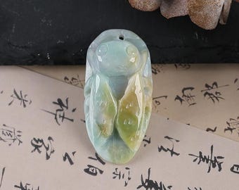 彫刻された翡翠の蝉ペンダント：天然石のお守り - Etsy 日本