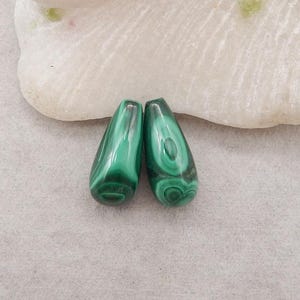 Natuurlijke malachietdruppel edelsteenoorbelkralen (bovenste helft geboord), uniek paar oorbellen voor sieraden maken, 20 x 9 mm, 6,7 g - SS3708