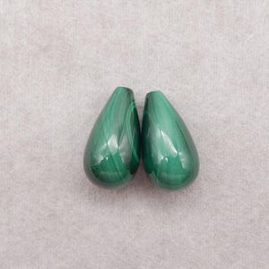 Natuurlijke malachietdruppel edelsteenoorbelkralen (bovenste helft geboord), uniek paar oorbellen voor sieraden maken, 22 x 12 mm, 12,6 g - SS3485