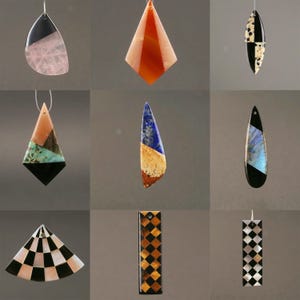 Puede incluir: Una colección de nueve colgantes de piedras preciosas en varias formas y colores. Los colgantes incluyen formas de lágrima, diamante y geométricas, con tonos negros, rosas, naranjas, azules y blancos. Cada colgante está suspendido por un cordón fino y transparente.