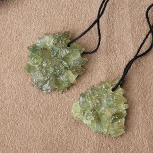 Wisiorki z zielonego apatytu i muszli, okrągłe trójkątne kruszone kryształy na podstawie z muszli, okrągłe zawieszki w kształcie monet do kolczyków, tworzenie biżuterii boho