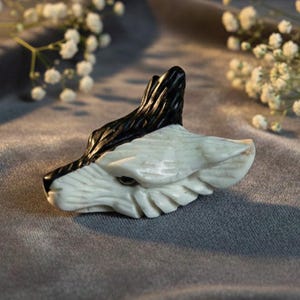 Handgemachte geschnitzte Howlith und Obsidian Intarsien Edelstein Wolf Anhänger Perle, beliebter Wolfskopf Anhänger, 35x25x12mm, 10,5g