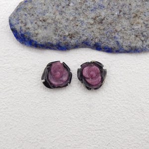 Paire de cabochons sculptés en rubis naturel avec pierres précieuses (peuvent être percés), Paire de boucles d'oreilles en rubis populaires, création de bijoux à faire soi-même, 13 x 13 x 5 mm, 2 g - SS4029
